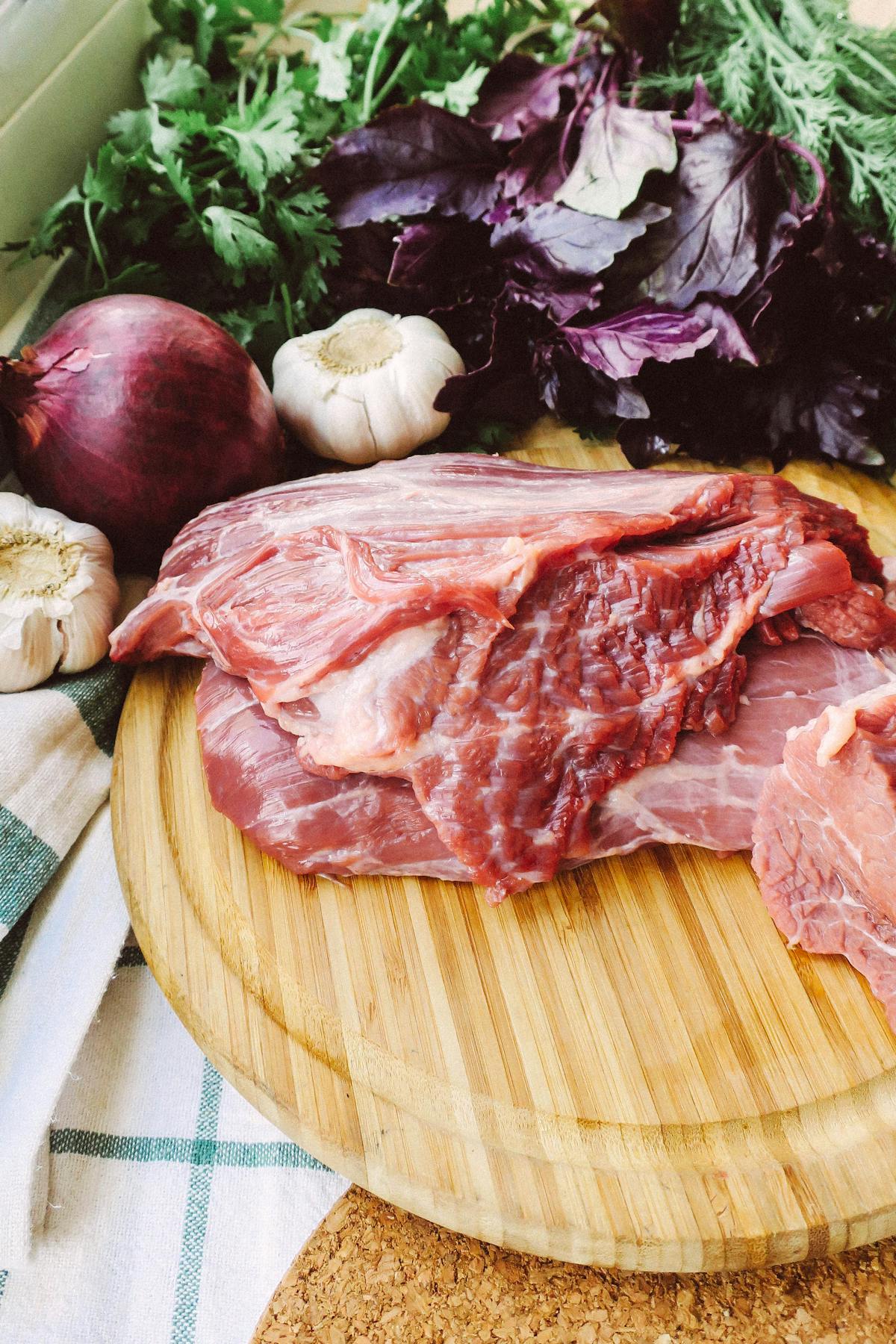 Свинско месо върху дървена дъска